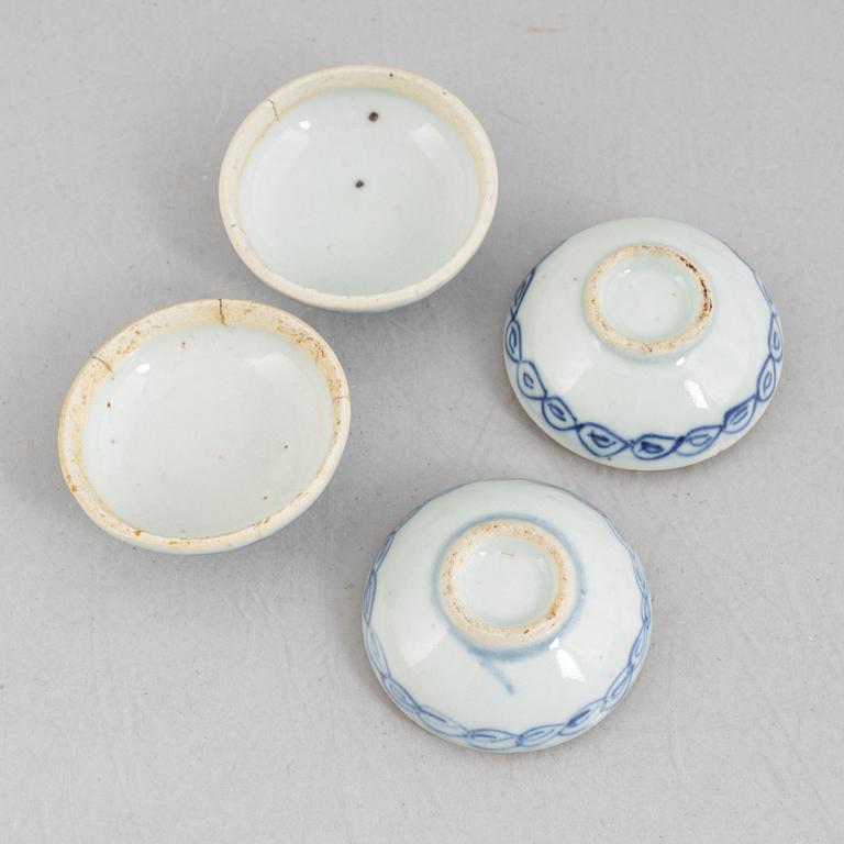 A Chinese blue and white porcelain neck stand / pillow and a pair of porcelain boxes, late Qing dynasty / early 20th cen.