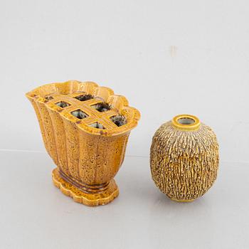 Gunnar Nylund, vaser, 2 st, "chamotte" tulpanvas, samt "Igelkottsvas", Rörstrand, 1900-talets mitt.