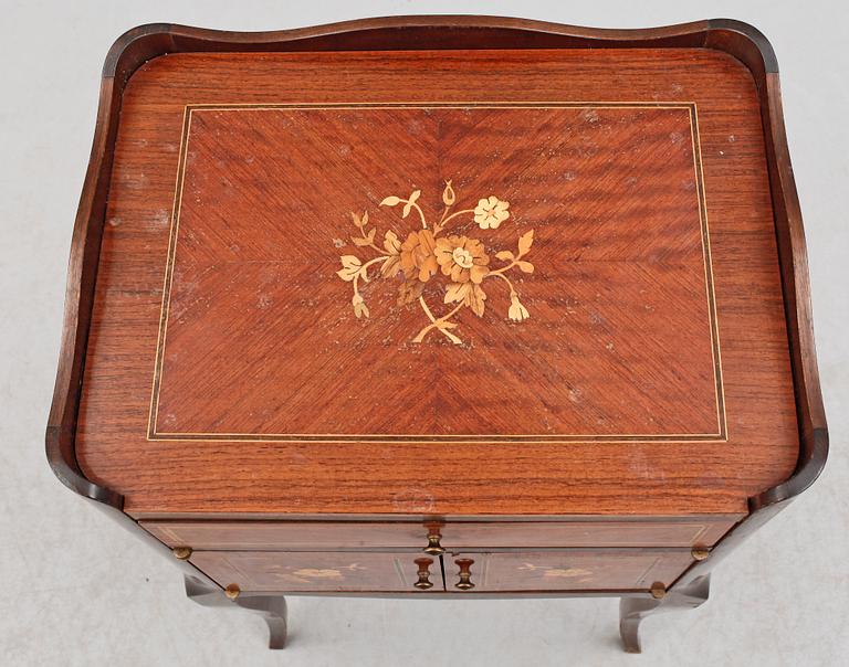 POTTSKÅP, Louis XV-stil, 1900-talets andra hälft.