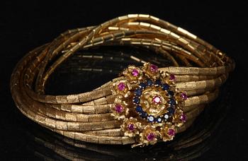 HALSBAND samt ARMBAND, 18K guld, med rosa och blå safirer, 122 g.