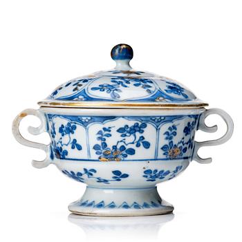 831. A blue and white equelle with cover, Qing dynasty, Kangxi (1662-1722).