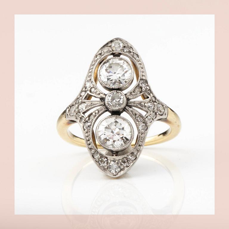 RING, 18k guld och platina, mille-griffes infattade gammalslipade diamanter totalt ca 1.15 ct. ca 1910. Vikt ca 4g.
