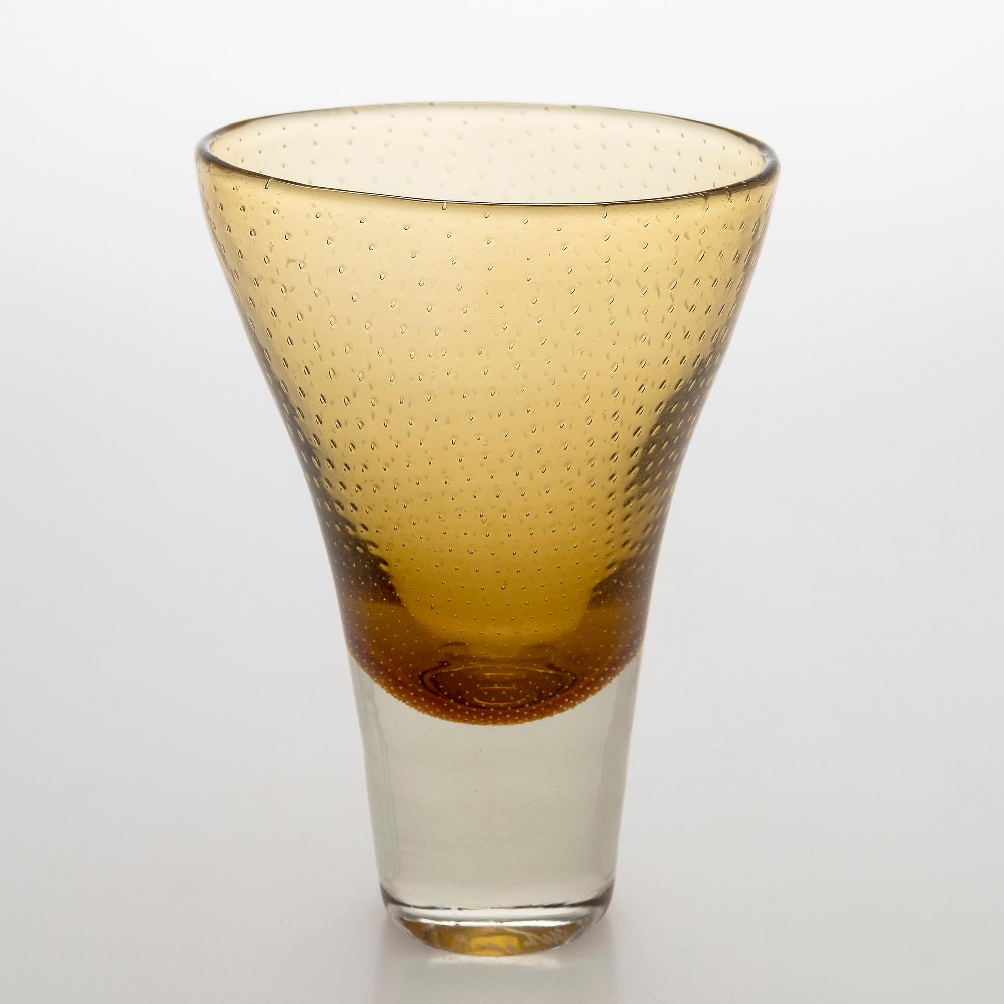 Gunnel Nyman, vas, modell "GN 12", signerad G. Nyman Nuutajärvi Notsjö 1947.