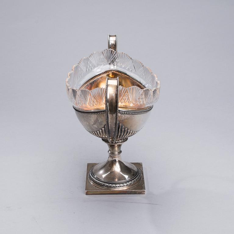 JARDINJÄR, silver och glas, gustaviansk stil, Åbo 1918. Silvervikt 887,7 g.