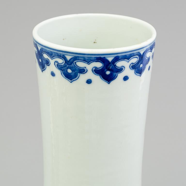 A Chinese porcelain blue and white vase, 20th century.