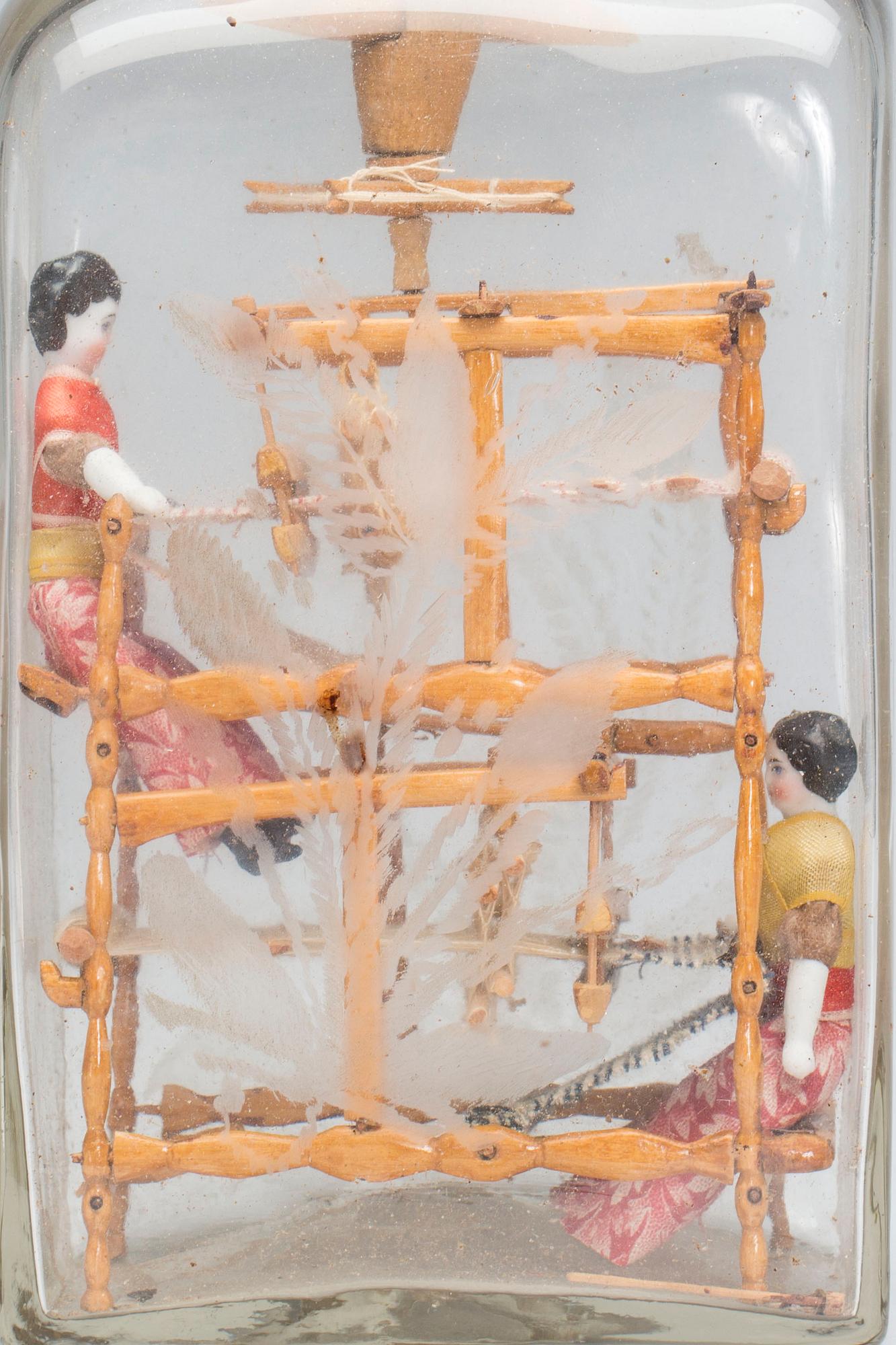 FLASKA MED SJÖMANSARBETE, med vävstol.