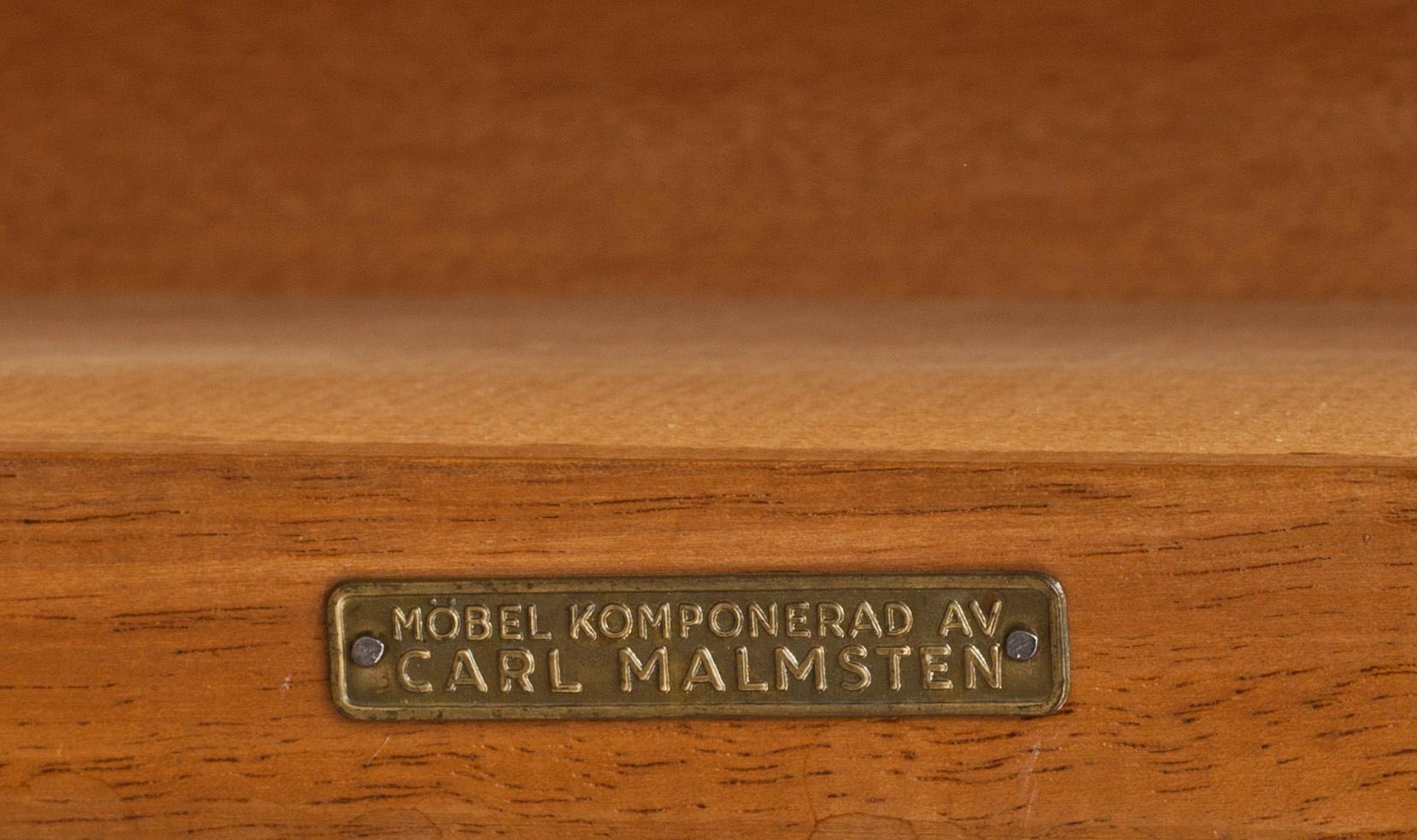 SKRIVBORD och KARMSTOL. "Nya Guldheden", brickmärkt Carl Malmsten.