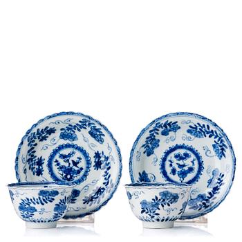 902. A pair of blue and white cups with stands, Qing dynasty, Kangxi (1662-1722).