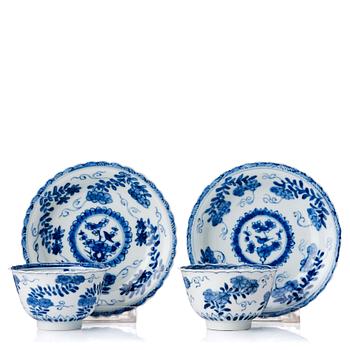 902. A pair of blue and white cups with stands, Qing dynasty, Kangxi (1662-1722).