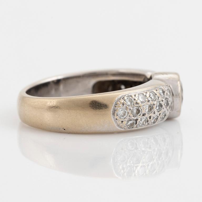 18K white gold and brilliant cut diamond ring.