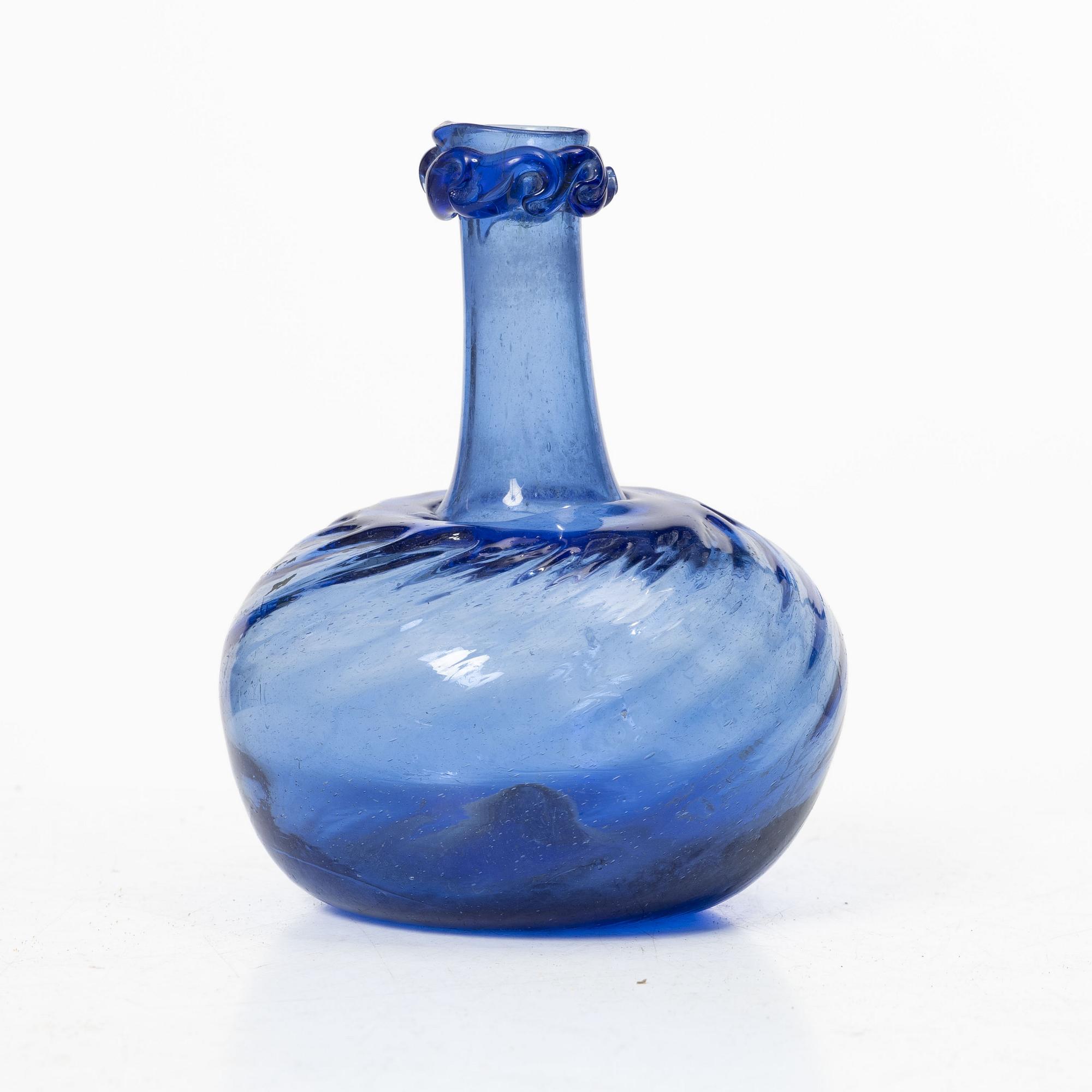 A blue twisted glass bottle, 18th century.