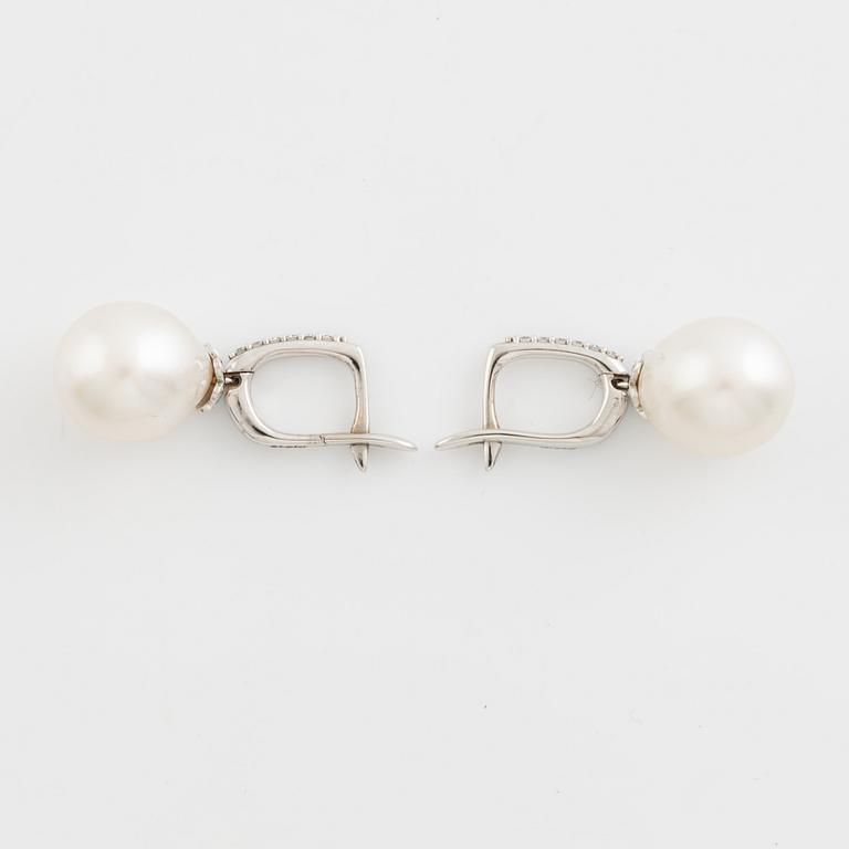 Örhängen med odlade sötvattenspärlor och briljantslipade diamanter.