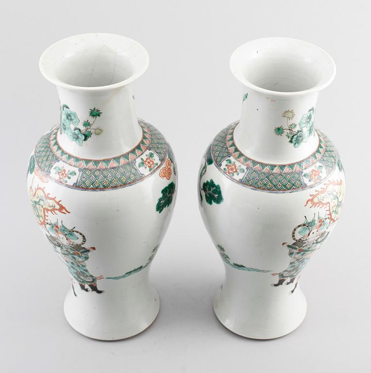 A pair of famille verte vases, late Qing dynsty (1662-1912).