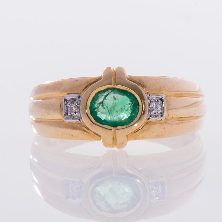 RING, 18k guld, smaragd 0,47 ct, 2 små diamanter. Vikt 3,5 g.