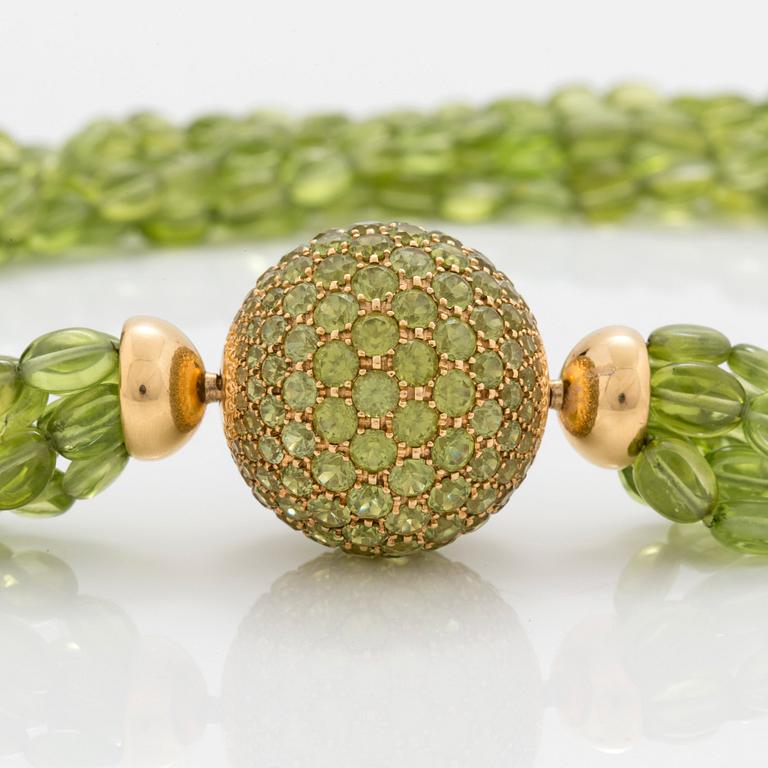 A 7-strand peridot necklace. Design by Jörg Heinz. Serial nr 103 42 32.