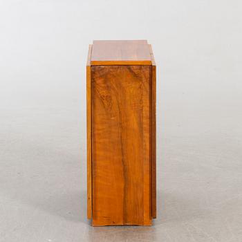 A 1930-40'S FOLDING TABLE.