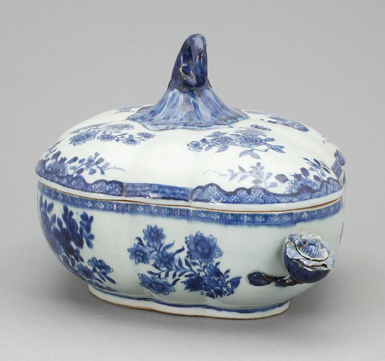 TERRIN MED LOCK, porslin, Qing dynastin, Qianlong (1736-1795).