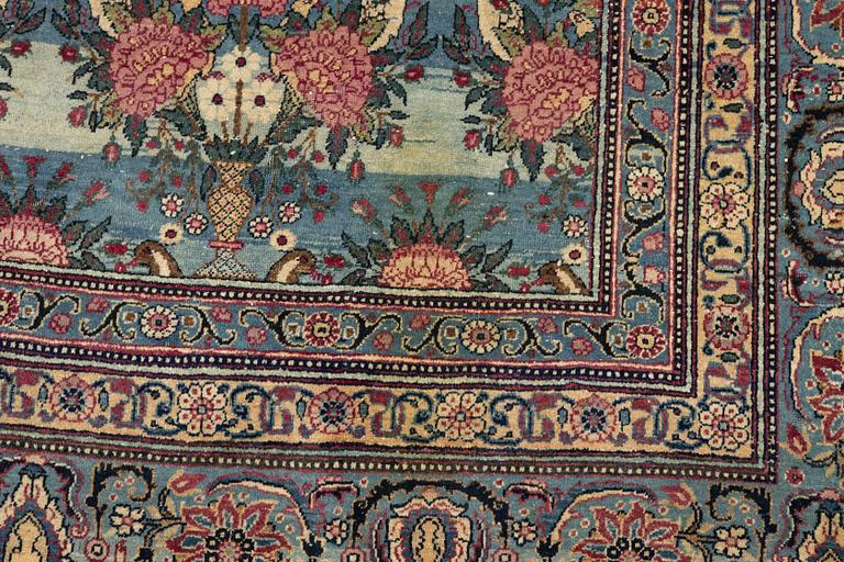 A semi-antique Tehran carpet, ca 384,5 x 288 cm.
