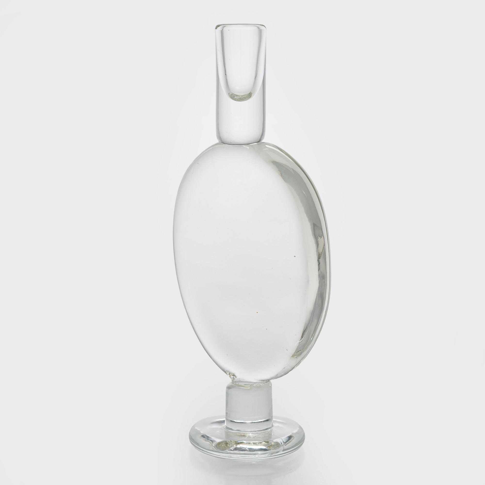 Oiva Toikka, A glass candle holder, signed Oiva Toikka Nuutajärvi Notsjö.