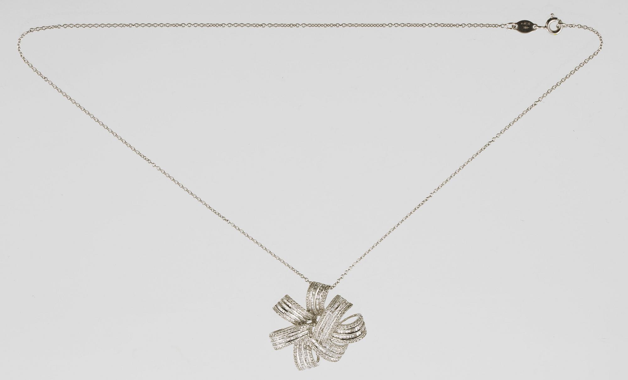 HÄNGE, 18K vitguld med briljant och baguettslipade diamanter 1.36 ct. Vikt 10,8 gram.