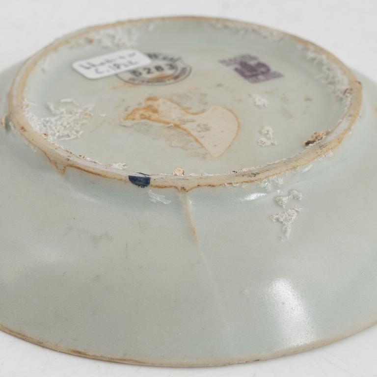 A Chinese blue and white porcelain bowl and a small dish, Qing dynasty, Kangxi (1662-1722).