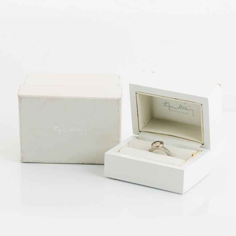 Efva Attling, Ring, med morganit och briljantslipade diamanter.