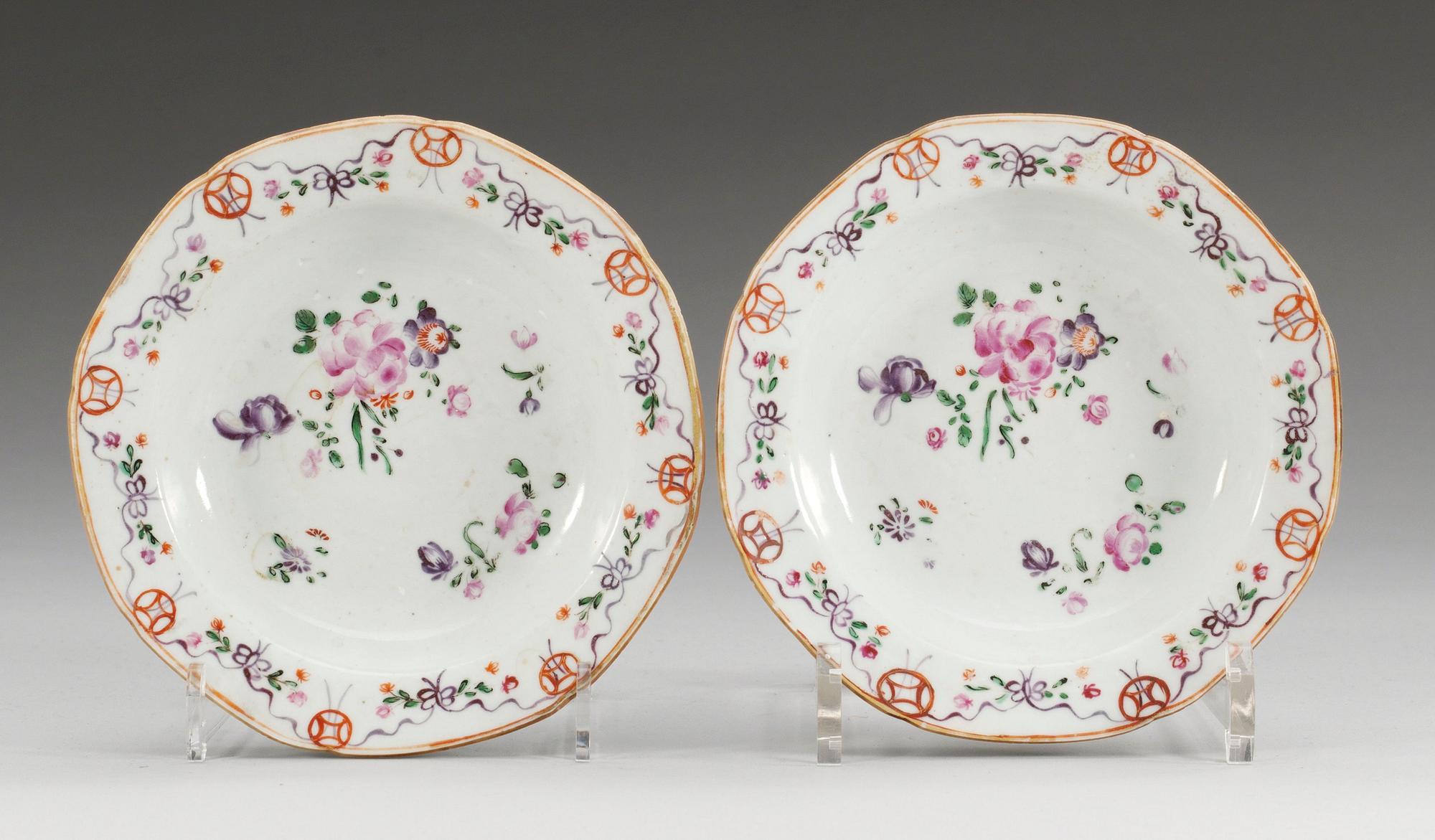 BÄRTALLRIKAR, ett par, porslin. Qing dynastin. Qianlong (1736-95).