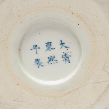 A blue and white brush pot, Qing dynasty.