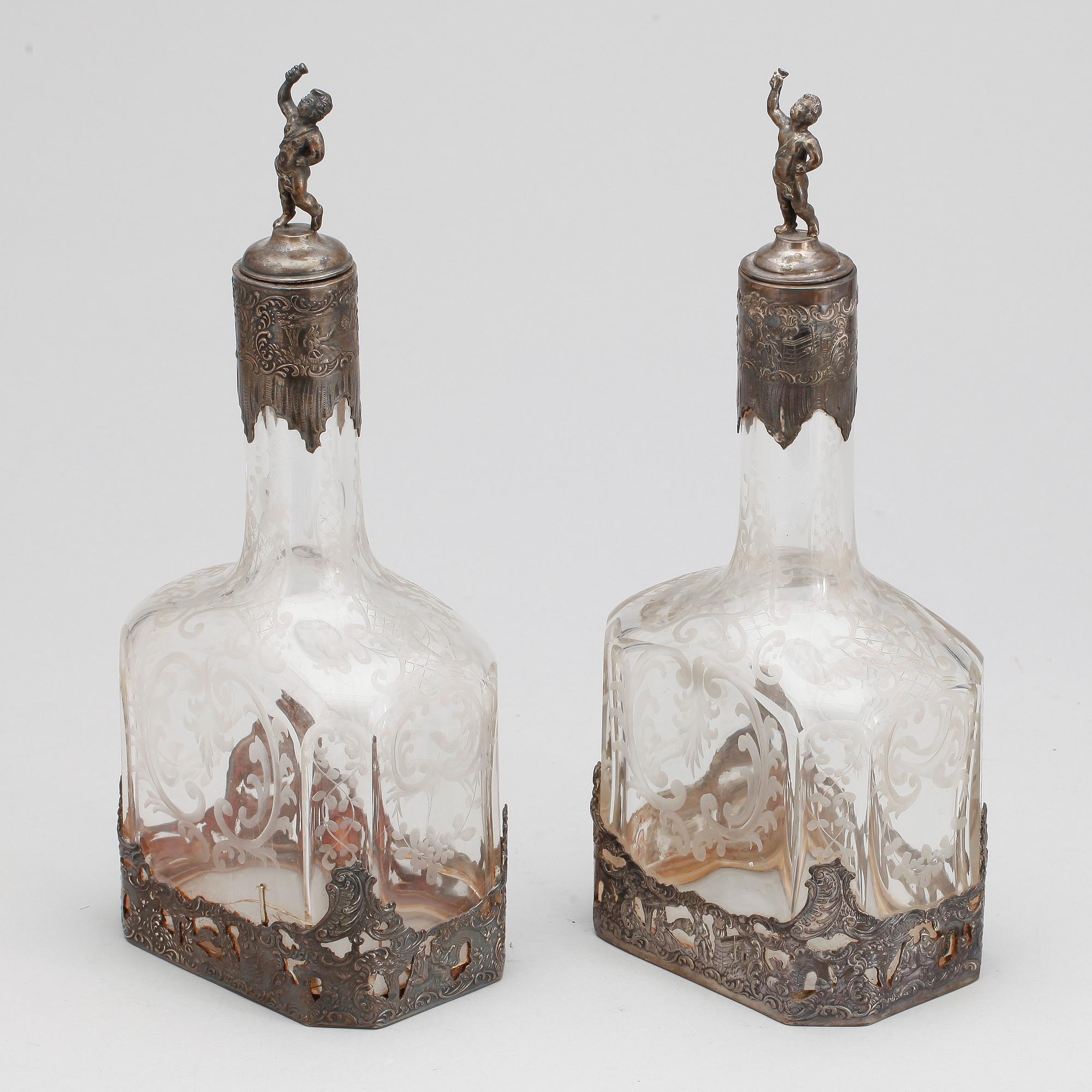KARAFFER, ett par, låghaltigt silver och glas, Tyskland, omkring 1900.