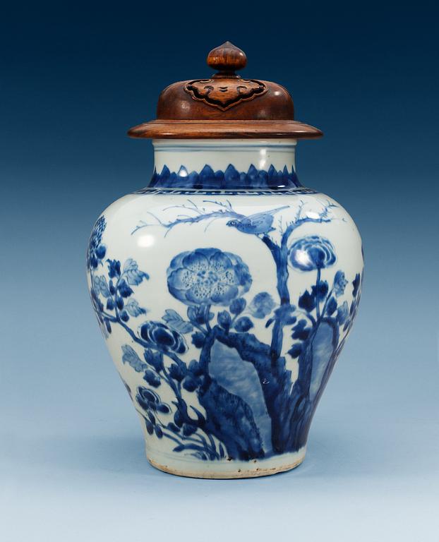 A blue and white Transitional jar, 17th Century.