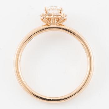 Ring 18K guld med briljantslipad diamant. Medföljande IGI report.