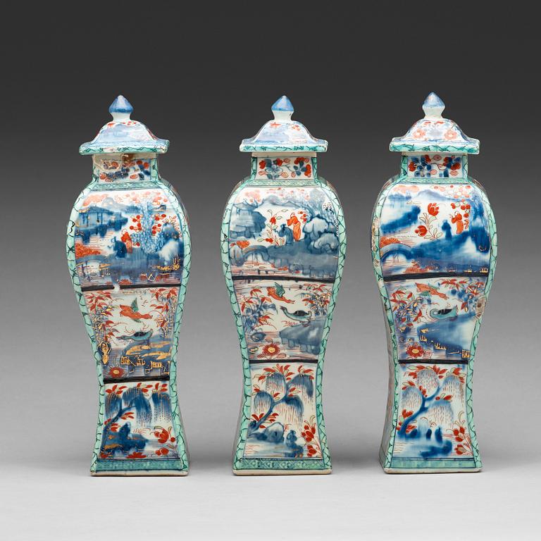 URNOR med LOCK, tre stycken, porslin. Qingdynastin, Kangxi (1662-1722).