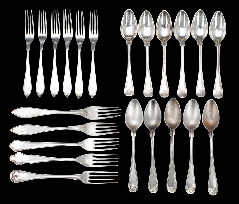 BESTICK, silver, 21 delar, bla GAB och CG Hallberg Stockholm, mestadels 1800-1900-tal, tot vikt ca 505g.