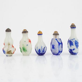 A group of five Chinese Beijing glass snuff bottles with stoppers, 20th century.