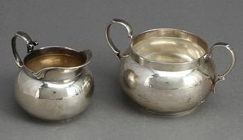 SOCKERSKÅL samt GRÄDDKANNA, sterling silver. Tiffany & Co. 1900-talets första hälft. Vikt ca 215 gram.
