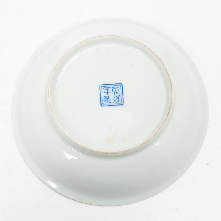 Skålar, två stycken samt skålfat, porslin, Kina, 1900-tal.