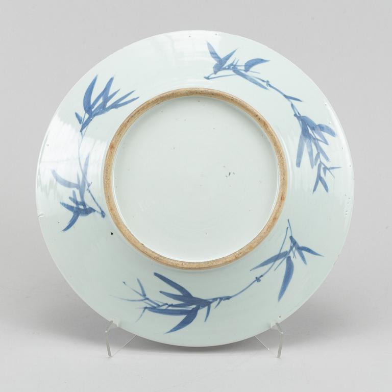 A blue and white serving dish, Qing dynasty, late 19th/early 20th century.