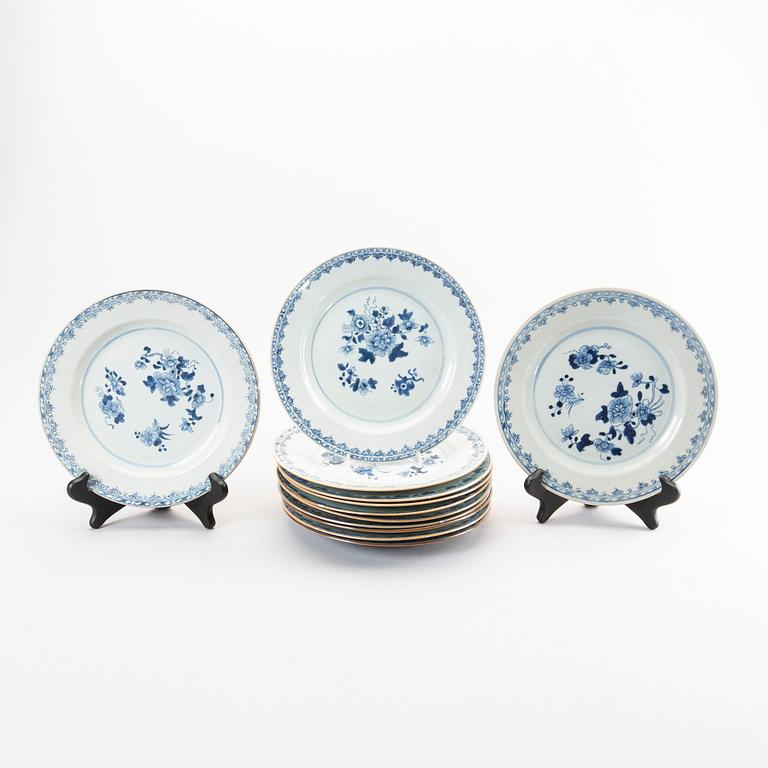 A set of twelve Chinese porcelain plates around 1800.