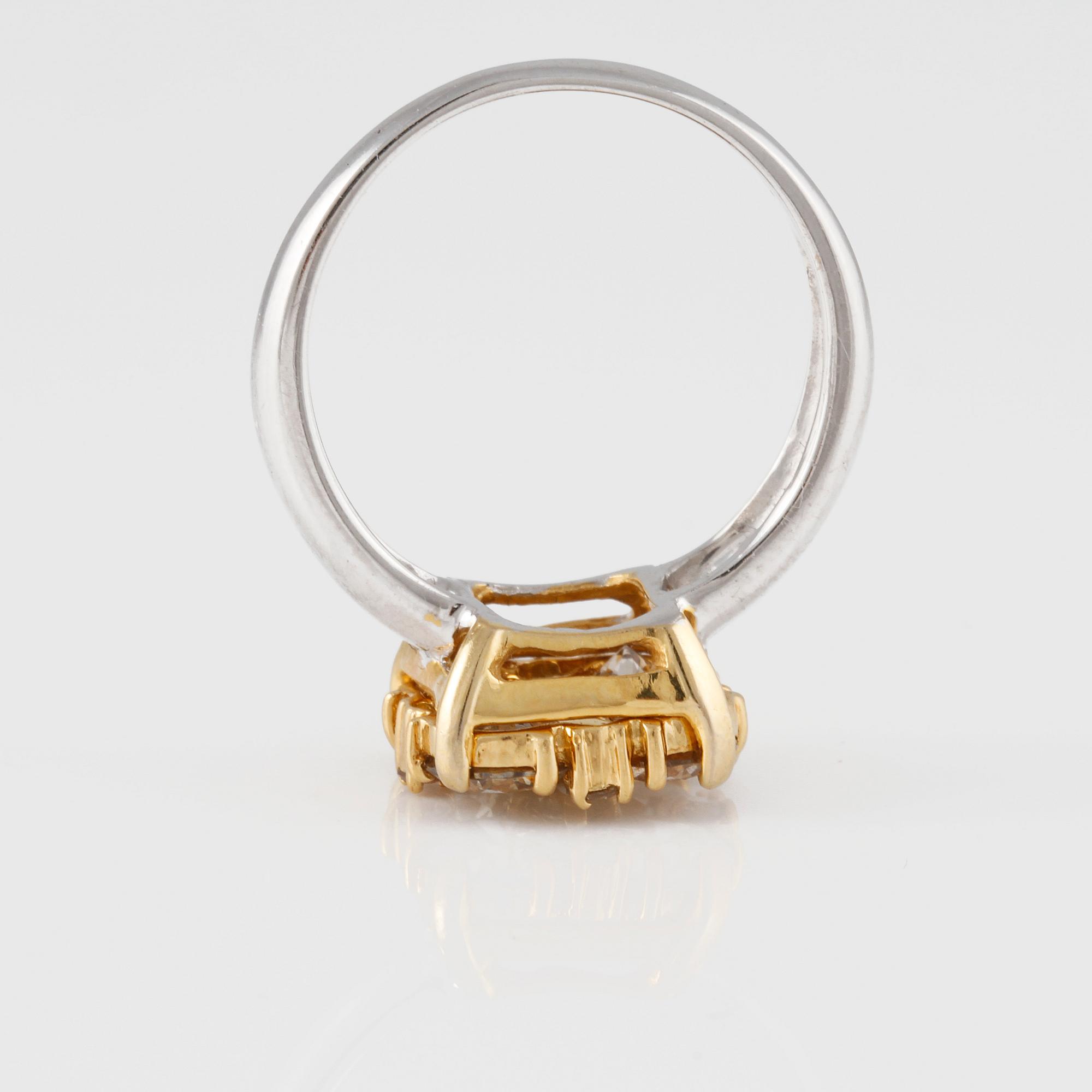 RING, 18K guld och vitguld med briljantslipade diamanter ca 2.15 ct. Vikt 5,4 gram.