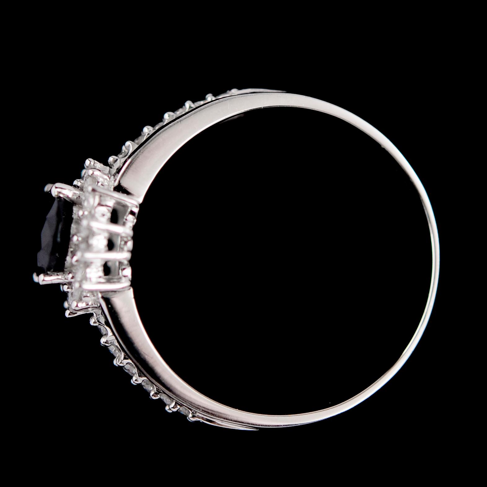 RING, 10 k, med fasettslipad safir och mindre safirer tot 2.23 ct, briljanter tot 0.50 ct W. 

TEXTÄNDRING: 10 k vitguld.