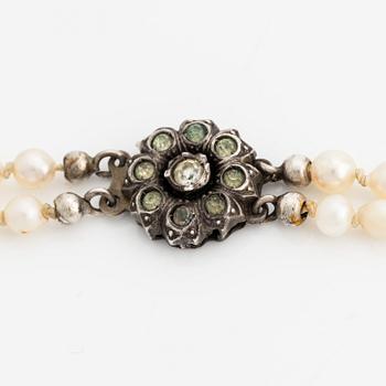 Pearl necklace, double-stranded with a silver clasp.