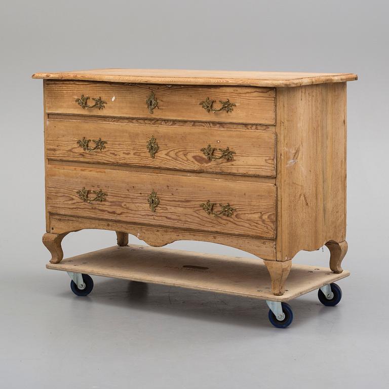 A mid 18th century late baroque chest of drawers.