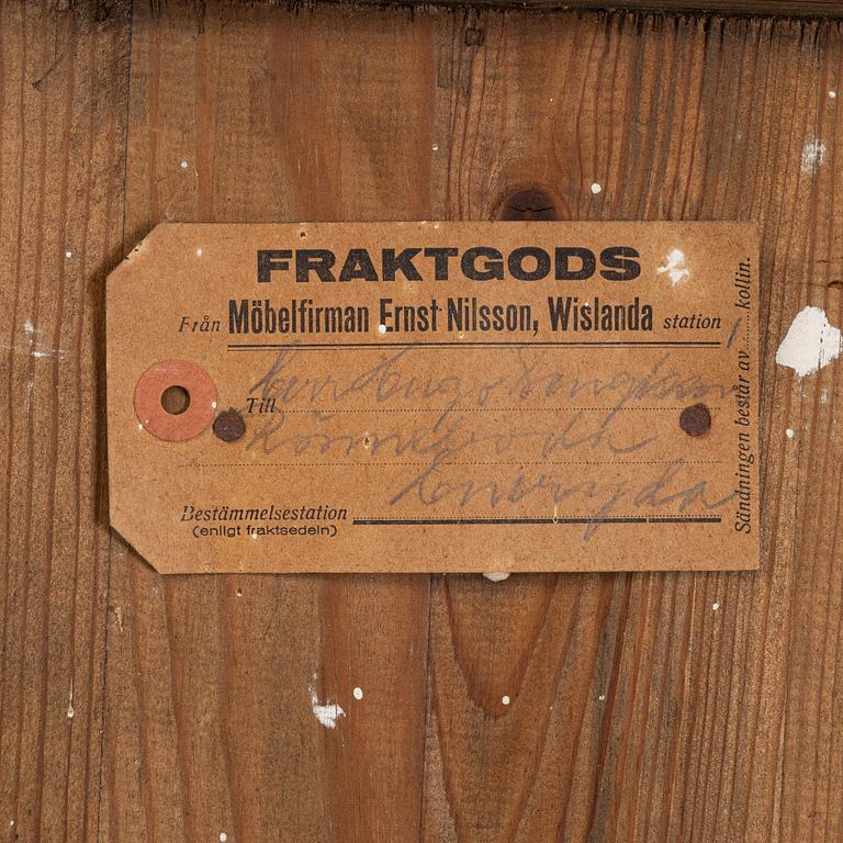 Klädskåp, Möbelfirman Ernst Nilsson, Wislanda, 1910/20-tal.