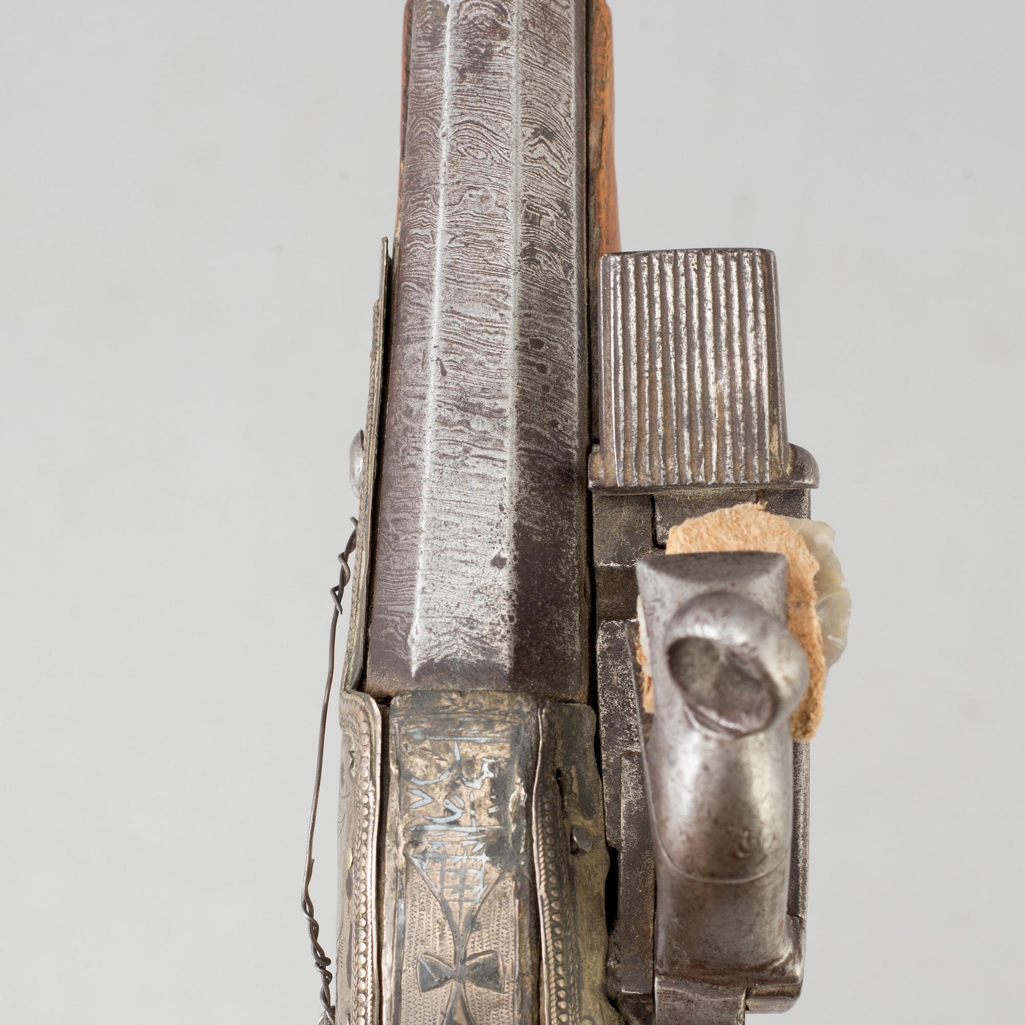 SNAPPLÅSPISTOL, Kaukasisk samt KARTUSCHVÄSKA, 1800-tal.