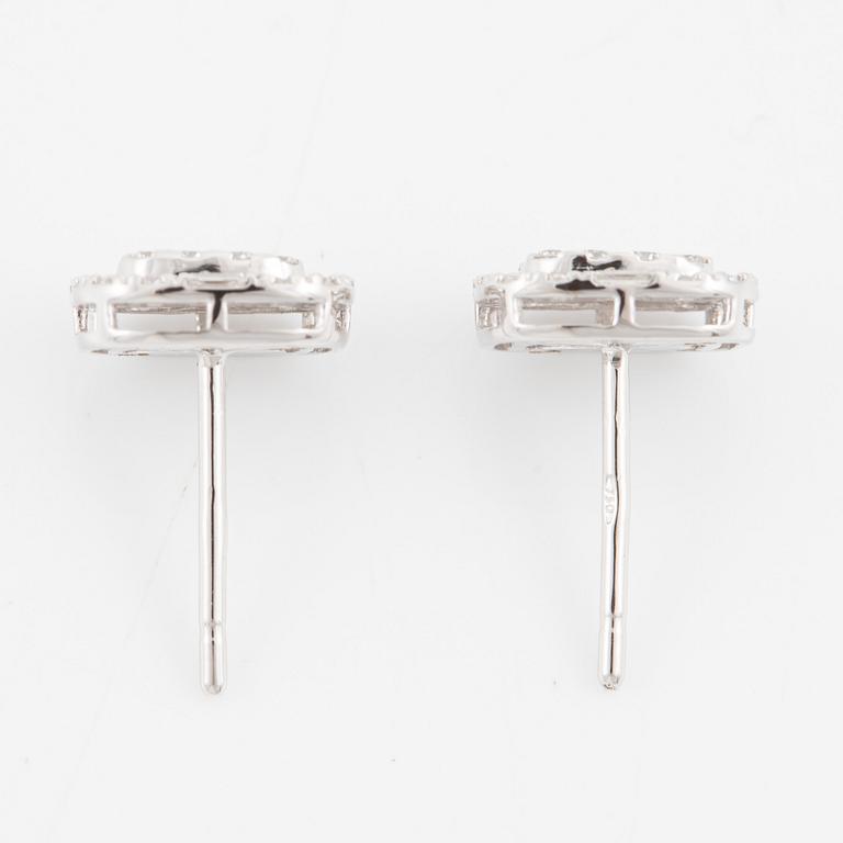 Earrings, 18K white gold set with brilliant-cut and baguette-cut diamonds.