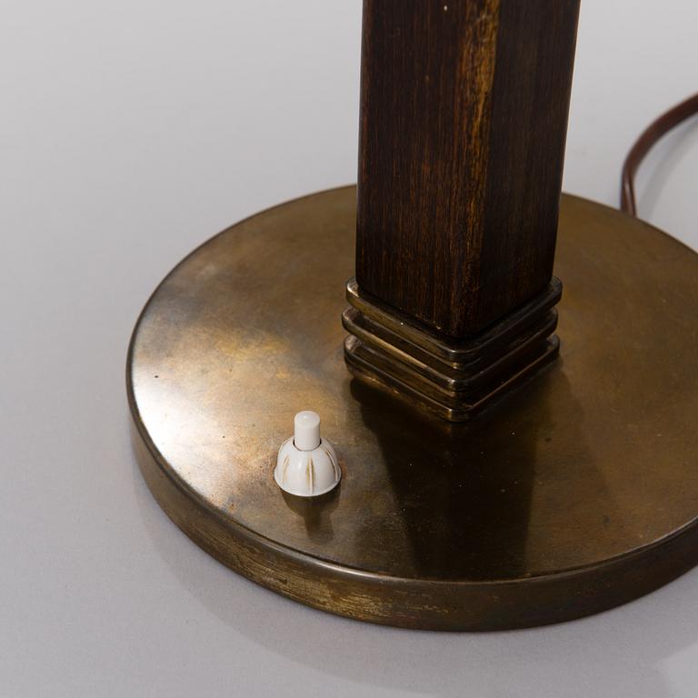 A 1940s table lamp  model 5066, manufactured by Taito Oy, Finland.