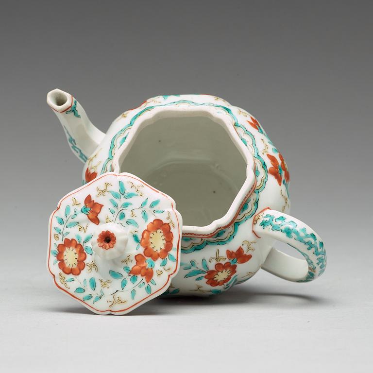 A 'Kakiemon' tea pot with cover, Qing dynasty, 18th Century.