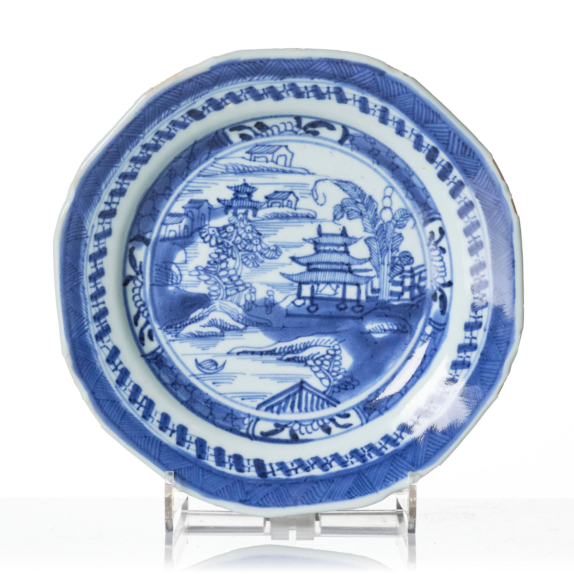 A set of twelve Chinese export porcelain dessert dishes, Qing dynasty, Qianlong and Jiaqing, 18/19th century.