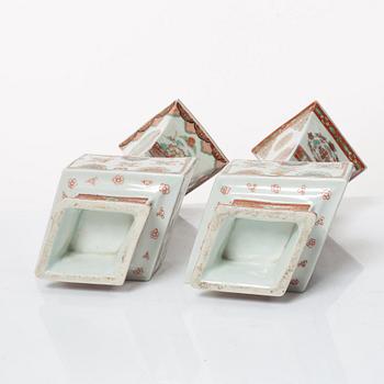 Vaser, två snarlika, porslin, Japan, Showa (1926-89).