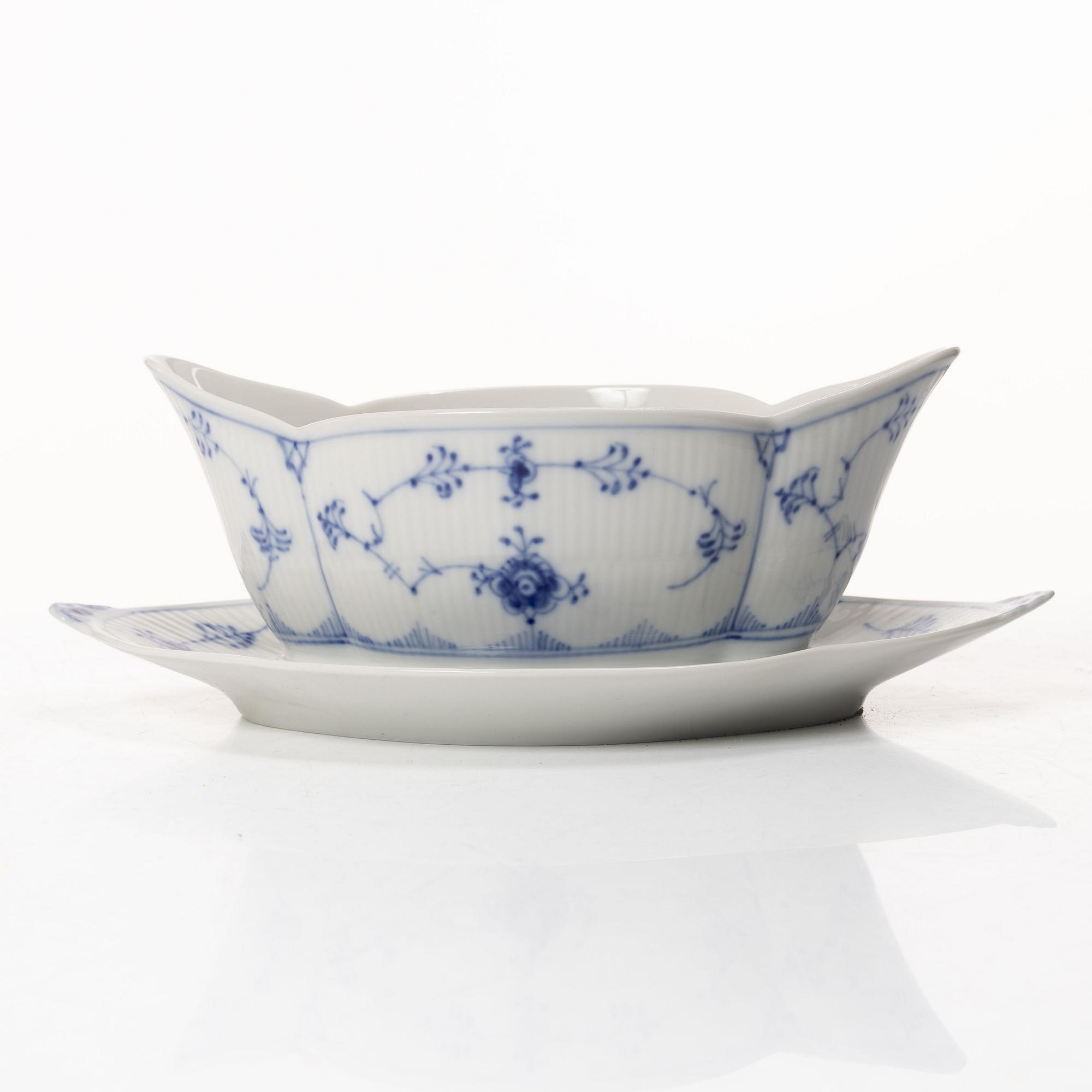 Royal Copenhagen, Dinner service, 31 pieces, “Musselmalet Halvblonde”, Denmark.